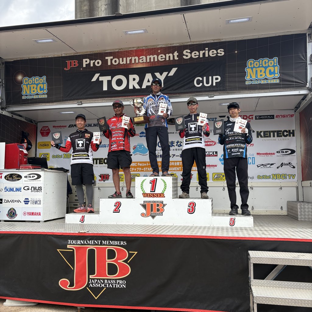wwwjbnbcjp's tweet photo. JBトップ50 第2戦 東レCUP 弥栄湖　お立ち台
優勝　青木大介
２位　小林知寛
３位　天野雄太
４位　藤田夏輝
５位　藤川温大 https://t.co/3Zz1Hr5ESz