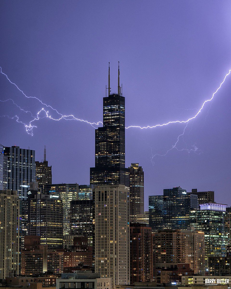 barrybutler9's tweet photo. Lightning Smile.  Brief storm on Saturday night/Sunday morning.  Bolt near Sears Tower at 1203am on Sunday in Chicago.  #weather #ilwx #chicago #news https://t.co/3dJydOBlQm