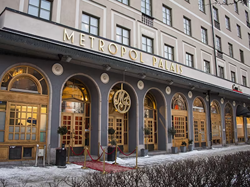 Dempaslotteborn's tweet photo. Att gå igenom i skandalen kring Kommunal och lyxkrogen Metropol Palais är som att läsa ett manus till en mörk, satirisk komedi – med den brutala skillnaden att varje krona som brändes kom direkt från landets absolut lägst avlönade och hårdast slitande yrkesgrupper.

När undersköterskor, vårdbiträden och barnskötare betalade in sina fackavgifter i tron att pengarna skulle gå till att förhandla fram bättre arbetsvillkor, användes de i själva verket för att finansiera en dekadent lekstuga åt fackpamparna i centrala Stockholm.

Här är en anatomisk genomgång av det monumentala haveri som utspelade sig 2016, när "arbetarrörelsens" sanna ansikte kläddes av:

1. Metropol Palais: Undersköterskornas ofrivilliga lyxkrog
Kommunals dåvarande kassör och starka man, Anders Bergström, fick uppenbarligen storhetsvansinne och bestämde att ett fackförbund för låginkomsttagare absolut borde driva en av Stockholms lyxigaste restauranger och nattklubbar på Sveavägen.

Resultatet? Ett ekonomiskt svart hål av episka mått.
Kommunals bolag (som drev Metropol Palais och konferensanläggningen Marholmen) blödde pengar. Vi pratar om totala förluster på över 320 miljoner kronor.

Istället för att dra i handbromsen fortsatte man pumpa in medlemmarnas pengar för att hålla liv i en verksamhet som serverade rysk kaviar, ostron och dyra viner till Stockholms elit. Allt finansierat av människor som tvingas vända på varje krona för att få lönen att räcka till den 25:e.

2. Sprit, representation och den beryktade nakenshowen
Det var dock inte bara den usla affärsidén som fick skandalen att brisera, utan hur facktopparna själva betedde sig i de lokaler de köpt för andras pengar.

Kommunals ledning flög till London för att "studera krogliv" (läs: dricka dyrt vin på lyxrestauranger) och tog notan på fackets representation.
På Metropol Palais arrangerades fester där spriten flödade fritt på fackets bekostnad.

Den absoluta bottennålen nåddes när det avslöjades att man i fackets egna lokaler hade hyrt in en underhållare som framförde en utmanande nakenshow, inklusive en känd porrstjärna. Det var alltså detta förbundet, som utåt sett profilerade sig som stenhårda feminister och förkämpar för kvinnors rättigheter, ansåg vara lämplig underhållning för medlemsavgifterna.

3. VIP-kön: Lägenheter till S-eliten
Som om lyxkrogen och nakenshowerna inte vore nog, avslöjades det parallellt hur Kommunal förvaltade sitt enorma fastighetsbestånd i centrala Stockholm.

Facket ägde hundratals extremt attraktiva hyreslägenheter. Gavs dessa till de medlemmar som betalat för dem? Självklart inte. Gick de till den vanliga, kommunala bostadskön? Knappast.

Lägenheterna användes som en renodlad bytesvara och gräddfil för den socialdemokratiska partitoppen.

Den mest infamösa hyresgästen var dåvarande utrikesministern Margot Wallström (S), som fick ett exklusivt hyreskontrakt i hjärtat av Stockholm mitt framför näsan på hundratusentals vanliga bostadssökande.

Försvaret? Kommunal påstod att man "tog samhällsansvar" genom att hjälpa ministrar med boende. Att en regering med ministerlöner på över 130 000 kronor i månaden behöver "bostadsbidrag" från undersköterskor är en logik som bara existerar inom svensk socialdemokrati.

Efterspelet och hyckleriets kärna
När Aftonbladet briserade skandalen tvingades fackpamparna ut i ljuset. Anders Bergström fick sparken och Kommunals dåvarande ordförande Annelie Nordström höll en legendariskt pinsam presskonferens där hon fällde de bevingade orden: "Vi har varit naiva".

Tiotusentals medlemmar flydde facket i ren avsmak, och skandalen blev det slutgiltiga beviset på det djupt rotade fiffelsystemet.

Metropol Palais-haveriet är inte bara en berättelse om dåliga affärer. Det är det ultimata, obarmhärtiga beviset på att den socialistiska maktapparaten alltid, oavsett hur vackert de pratar om solidaritet på 1:a maj, slutar i samma sak: Eliten dricker champagne, medan arbetarna får betala notan. 

Det som stör mig mest, är att bara Kommunals förbundskassör Anders Bergström och ordföranden Annelie Nordström fick lämna sina poster efter den hårda kritiken och korruptionen, som att de va de enda som va inblandade i korruptionen. Men sådan är socialismen och socialdemokraterna, ett renodlat fifflarparti som troget tjänar somna lojala partivänner.

(Long-Lat) 59.344424, 18.054581

https://t.co/PjrWyMG8It

https://t.co/b85x0bg0h2