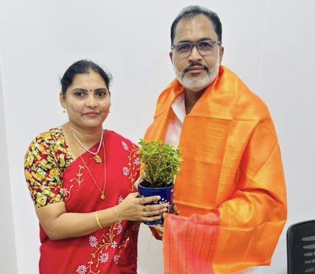 Sivaparvathijsp's tweet photo. జనసేన పార్టీ అధినేత కి అండగా పార్టీ ప్రతి కార్యక్రమాన్ని పక్కా ప్లానింగ్ తో ఆర్గనైజ్ చేసి విజయవంతం చేయటం లో తన మార్క్ ను చూపించుకొని అధినేత దృష్టిలో ప్రత్యేక గుర్తింపు తెచ్చుకున్న కేకే అన్నయ్య కి హృదయ పూర్వక జన్మ దిన శుభాకాంక్షలు 🎂💐💐Kalyanam Siva Srinivasa Rao - KK @KSSRaoJSP 
వేలాది పార్టీ కార్యక్రమాలు ఎన్నో నిద్ర లేని రాత్రులు, ఉరుకుల పరుగుల ప్రయాణాలు వీటినన్నిటినీ సునాయాసం గా హ్యాండిల్ చేస్తూ ఎప్పటి కప్పుడు మరింత ఉత్సాహంతో ముందుకు సాగుతున్న మీ ప్రయాణం నేటి యువత కు స్ఫూర్తి దాయకం 🫡🫡
మీకు ఏజ్ జస్ట్ నంబర్ మాత్రమే అన్నయ్య మీ ఎనర్జీ లెవెల్స్ ను మ్యాచ్ చేయటానికి ప్రోగ్రామ్స్ కమిటీ లో ఉన్న యువత ప్రయత్నిస్తుంటారు ,మీరు మరింత ఆరోగ్యం గా ఉండి రాజకీయాల్లో ఉన్నత పదవులు అందుకోవాలి,ఎప్పుడు అధినేత కి వెన్ను దన్నుగా ఉంటూ పార్టీ కి మూల స్తంభం గా నిలవాలి అని కోరుకుంటున్నాను అన్నయ్య
@JanaSenaParty 
@PawanKalyan 
@JSPShatagniTeam 
@JSPVeeraMahila 
@NagaBabuOffl 
@KSSRaoJSP