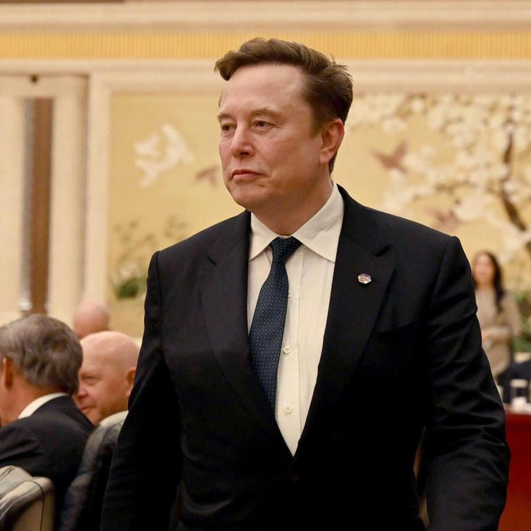rebew_lexa's tweet photo. Nicht nur das ZDF sollte verklagt werden – der gesamte deutsche Mainstream gehört in die Pflicht genommen.

Auch der @Tagesspiegel  behauptet heute, @elonmusk  trage mit seinen Posts maßgeblich die Schuld an den Ausschreitungen der vergangenen Tage in Nordirland und Großbritannien. Die Zeitung wirft ihm vor, durch das Teilen „rechtsextremer britischer Beiträge“ auf X erst die Eskalation ermöglicht zu haben.

Dabei haben in den letzten 48 Stunden unzählige Nutzer genau jene Inhalte verbreitet – darunter auch das Video der brutalen Messerattacke in Brierfield bei Burnley. Dort hatte diese Bestie einer 17-jährigen Britin von hinten ein Messer in den Hals gerammt. 
Solche Fakten scheinen den woken Redaktionen offenbar erneut komplett entgangen zu sein. Statt die Ursachen – die wiederholten Gewalttaten – zu benennen, wird lieber der Überbringer der Nachricht zum Schuldigen erklärt.