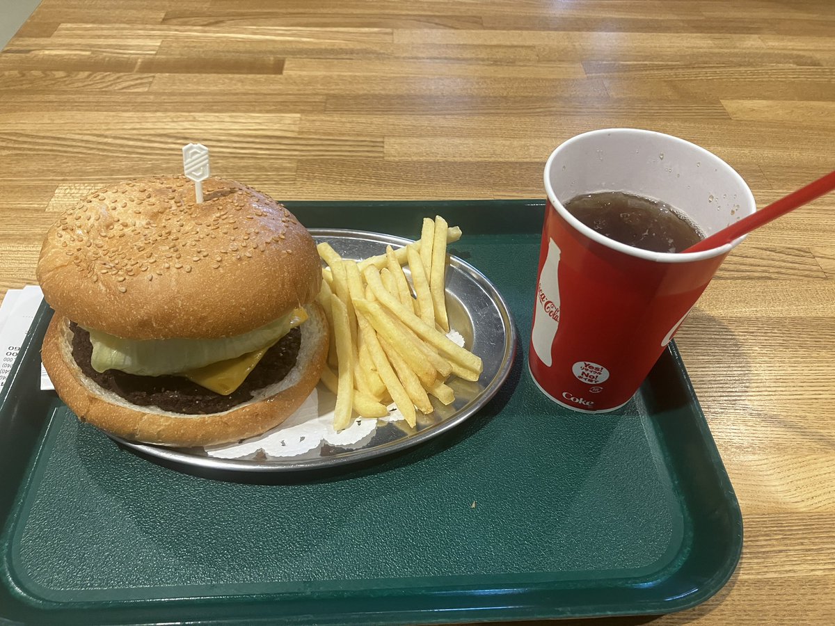 XDIAVEL_V4's tweet photo. 道の駅茅ヶ崎から横須賀ポートマーケット
横須賀バーガーの美味しいとこ誰か教えて〜
#XDIAVEL #横須賀ポートマーケット　#横須賀バーガー https://t.co/QApHJjXMFY