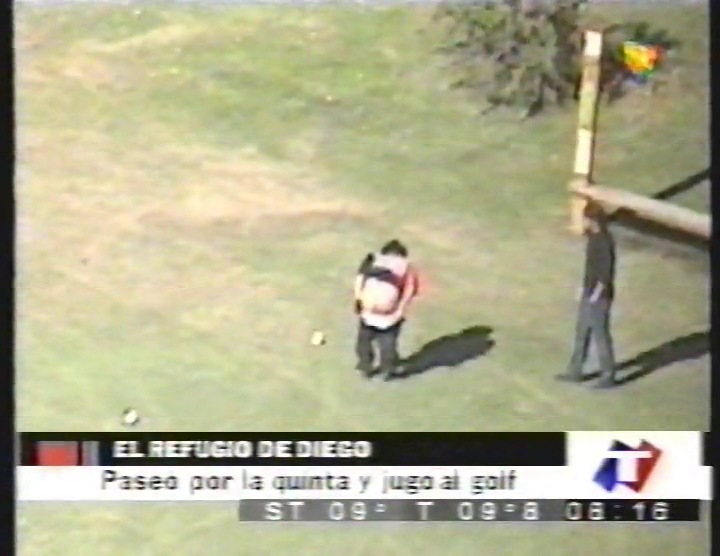RaroVHS's tweet photo. Diego mostrándole el culo a los periodistas que lo espiaban por helicóptero https://t.co/i42x8cMnmN