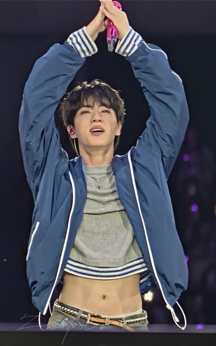 bblackjin's tweet photo. คนที่หวงตัวที่สุด ปุ๊กดึงเสื้อนี้เขินมาก ตัดภาพมาตอนนี้ https://t.co/pMFhx4juvp