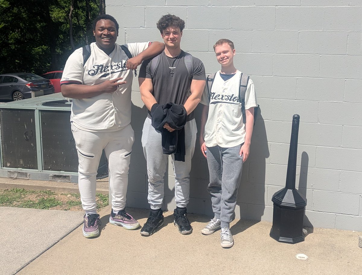 painterzservant's tweet photo. My team, christened The Gunky Gamers, top 8'd the Apex Gaming Team trios event but lost in quarters. @Dooter611 and @LucasBirch16 were my teammates.
I played Kethis Combo, Lucas - Affinity and Charlie - Prowess https://t.co/6EGfCE9pFZ