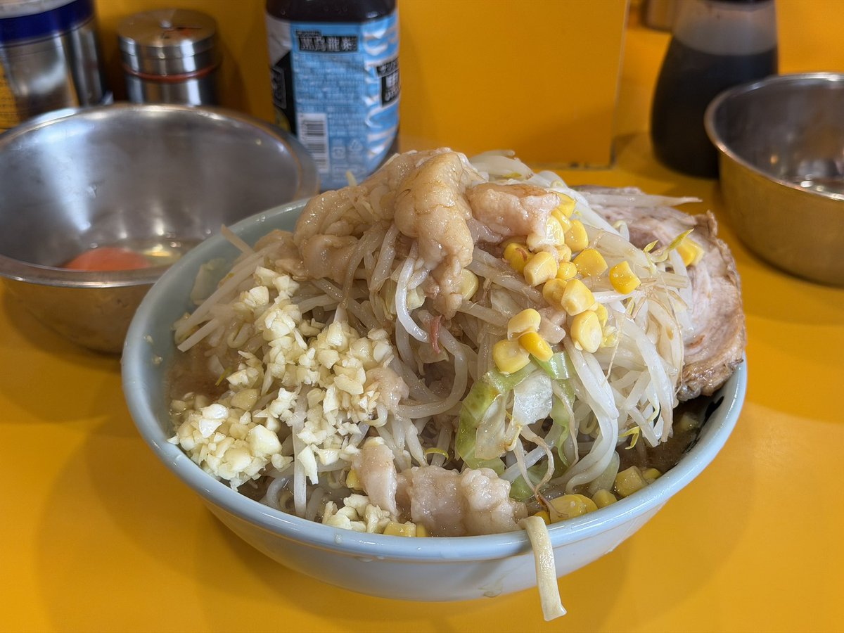 men_wandering's tweet photo. ラーメン二郎 八王子野猿街道店2。
毎日サウナの後に立ち寄る。
駐車場が空いてなくてコインパーキングへ。
プチラーメン、全部、生卵。
豚3枚も入ってた、嬉しい！
それにしても、ここの店員さん、どこかで見たことあるような…
別の店舗にいた？
美味しくいただきました！ https://t.co/u28zPA7XbI
