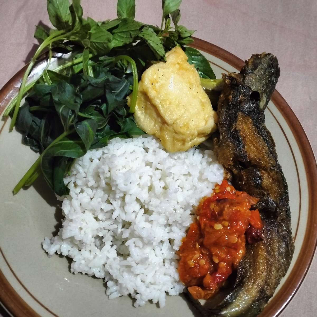 LuvSaga's tweet photo. Pecel lele everyone...~
#bimamam sambil nonton dd karaoke.. https://t.co/DK3S3nOd0c