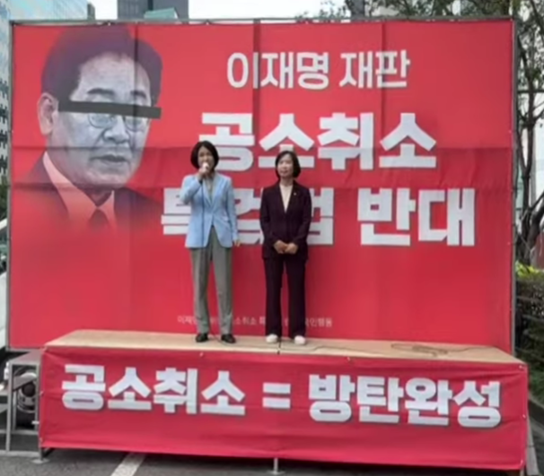 free57065017481's tweet photo. 실시간 강남역 파고다 타워 앞 ..
국힘이 조금씩 변화하고 있는듯 하다.. 
여의도 부르조아 의원님들께서 언제 아스팔트에 나왔었던적이 있었나? 
자의든 타의든 눈치를 보면서 나왔든, 등떠밀려 나왔든..어쨌든 간에....
나와서 싸우는 사람들은 응원해 주고, 나오지 않는 것들은 빨리 튀어나오도록 독려, 협박 해야 한다.

이진숙 의원은 정말 잘 싸우는듯.. 그동안 당한것 작정하고 되갚아주는중...ㅎㅎㅎ

나라를 위해 싸우시는 모든 분들.. 존경하고 감사합니다.