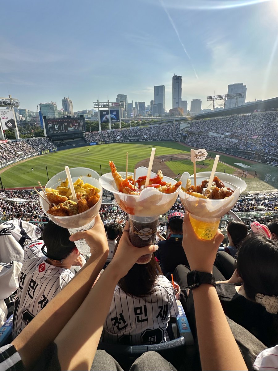 bbverse__'s tweet photo. 잠실야구장 뚜껑 덮지마~ㅜ https://t.co/hUqnOm8gvq