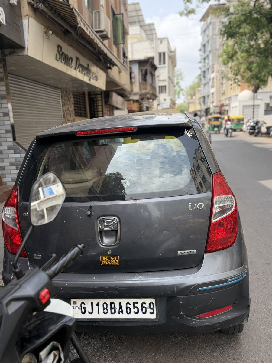sameerarambhiya's tweet photo. Requesting urgent attention from @AhmedabadPolice regarding illegal parking at jamalpur main toad, Vehicles blocking the entrance of pathology laboratory which are causing severe distress to patients and elderly visitors.Please take necessary action
@AMC_Complaints @GujaratPolice https://t.co/msBlSThJNs
