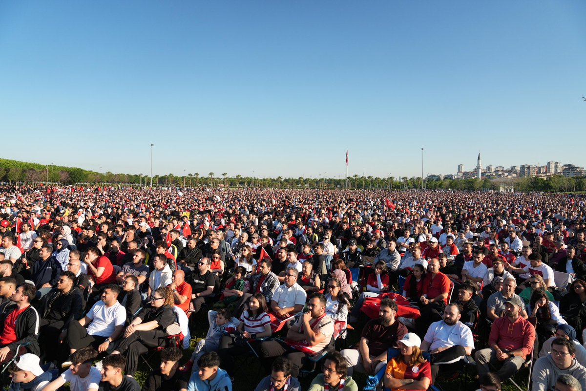 imamogluhaberrr's tweet photo. İBB’nin Maltepe Sahil Etkinlik Alanı’nda kurduğu dev ekranın önünde, Türkiye - Avustralya maçını izlemek isteyen yaklaşık 100 bin kişi bir araya geldi. 🇹🇷 https://t.co/QGSoUcKryF