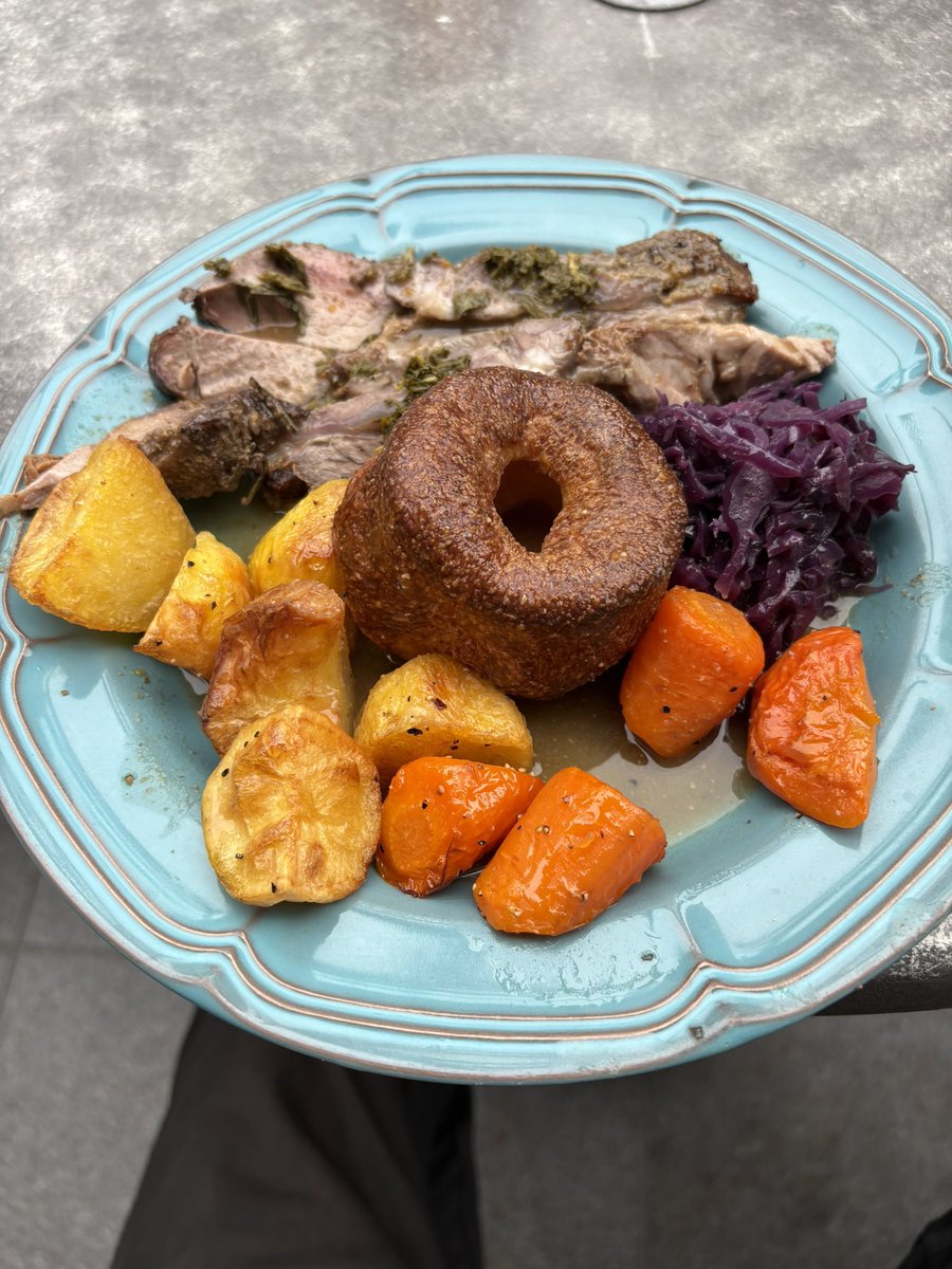 EdwardScheckler's tweet photo. Sunday roast (lamb) pretty good too! https://t.co/T1XOhgfust