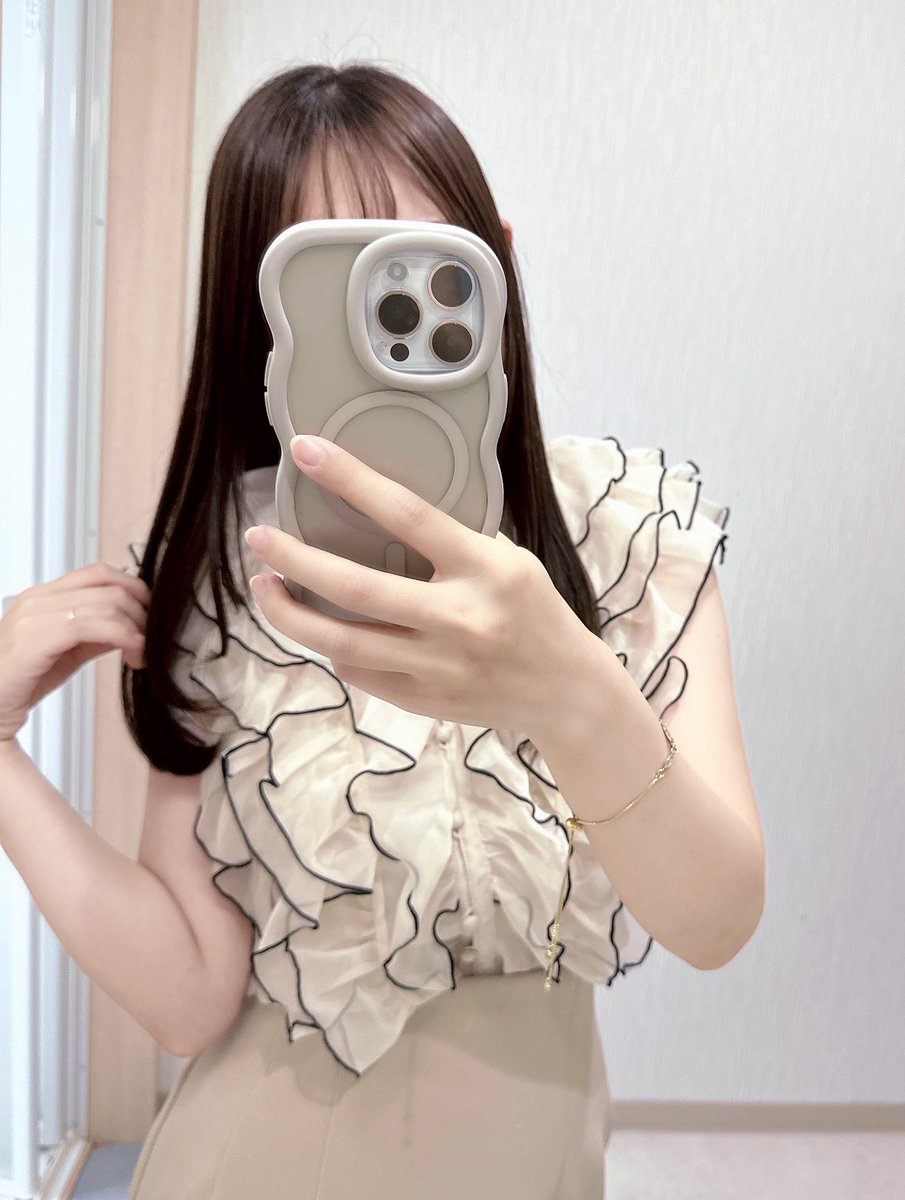 ___MMSMR___'s tweet photo. 狙ってた服が店舗で最後の1点になってて、先に試着してるお客さんがいてヒヤヒヤしながら待ち続けて、なんとかゲットしたかわちいすぎるお洋服がこちらです💁‍♀️ https://t.co/57d5He8Gjg