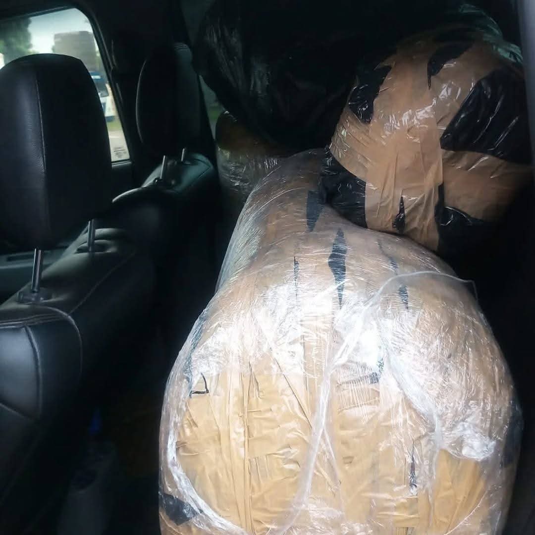 sethuwamajwe1's tweet photo. Traffic Police officer arrested a suspect after he refused to take a R10 000 bribe from a suspect in possession of R800 000 worth dagga. #GodMorning‌Sunday #FIFAWorldCup https://t.co/W2yN6dZa0R