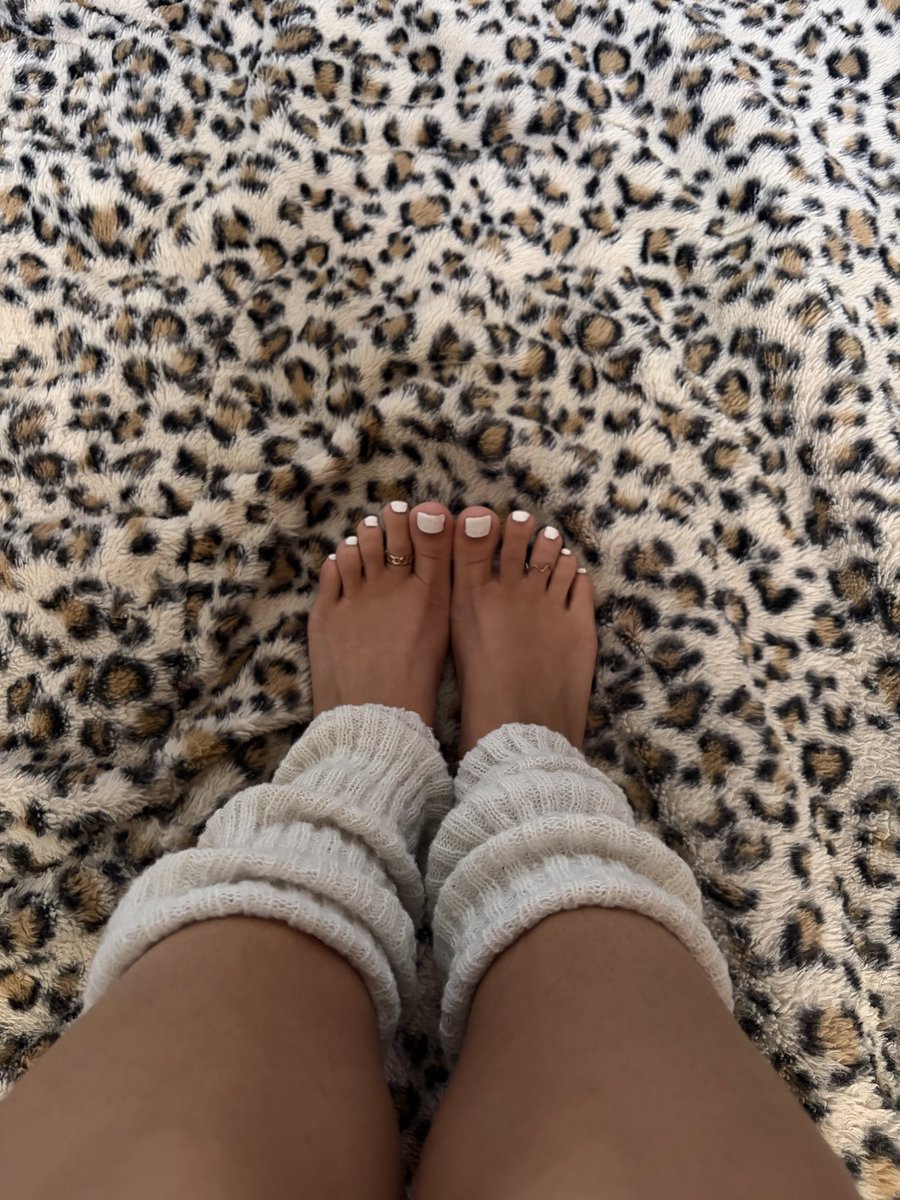marz_1z's tweet photo. Beneath my feet financially and literally ⬇️
#feetdomination #feetworshi̇p #feet #whitetoes https://t.co/z0jEPlj1EG