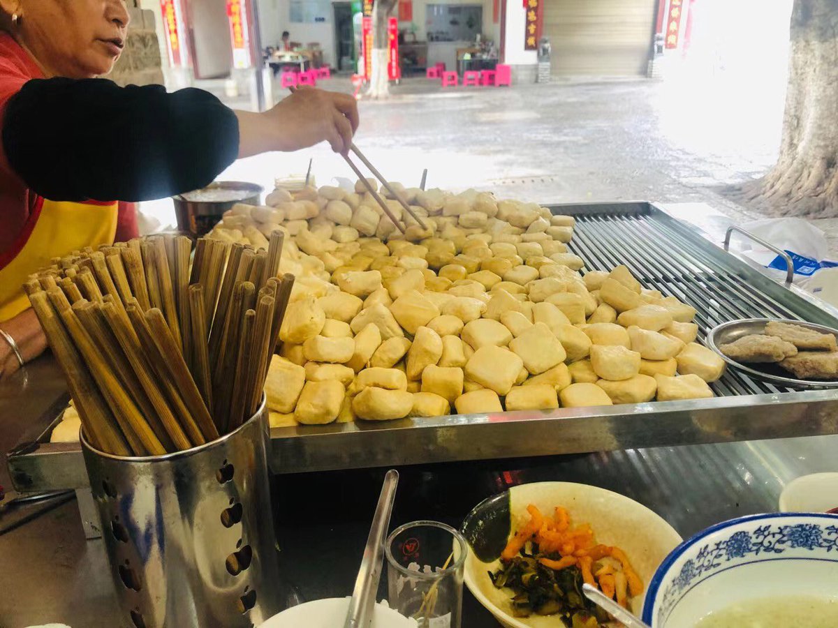 JunTan22382007's tweet photo. 中国人的饮食文化里如果挑一样作为代表国民食物，应该是豆腐，而不是饺子。
图一：云南建水蒸臭豆腐
图二：云南石屏烤小豆腐
图三：臭豆腐的发酵
图四：家庭自制香油腐乳 https://t.co/qOLpk4xrpU