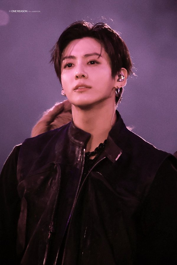 LKoojk's tweet photo. ジョングクがまた違うステージ(異次元)のかっこよさになってしまった気がする。どうしたらいいのか…本当に困ります。 https://t.co/yRiETiq566