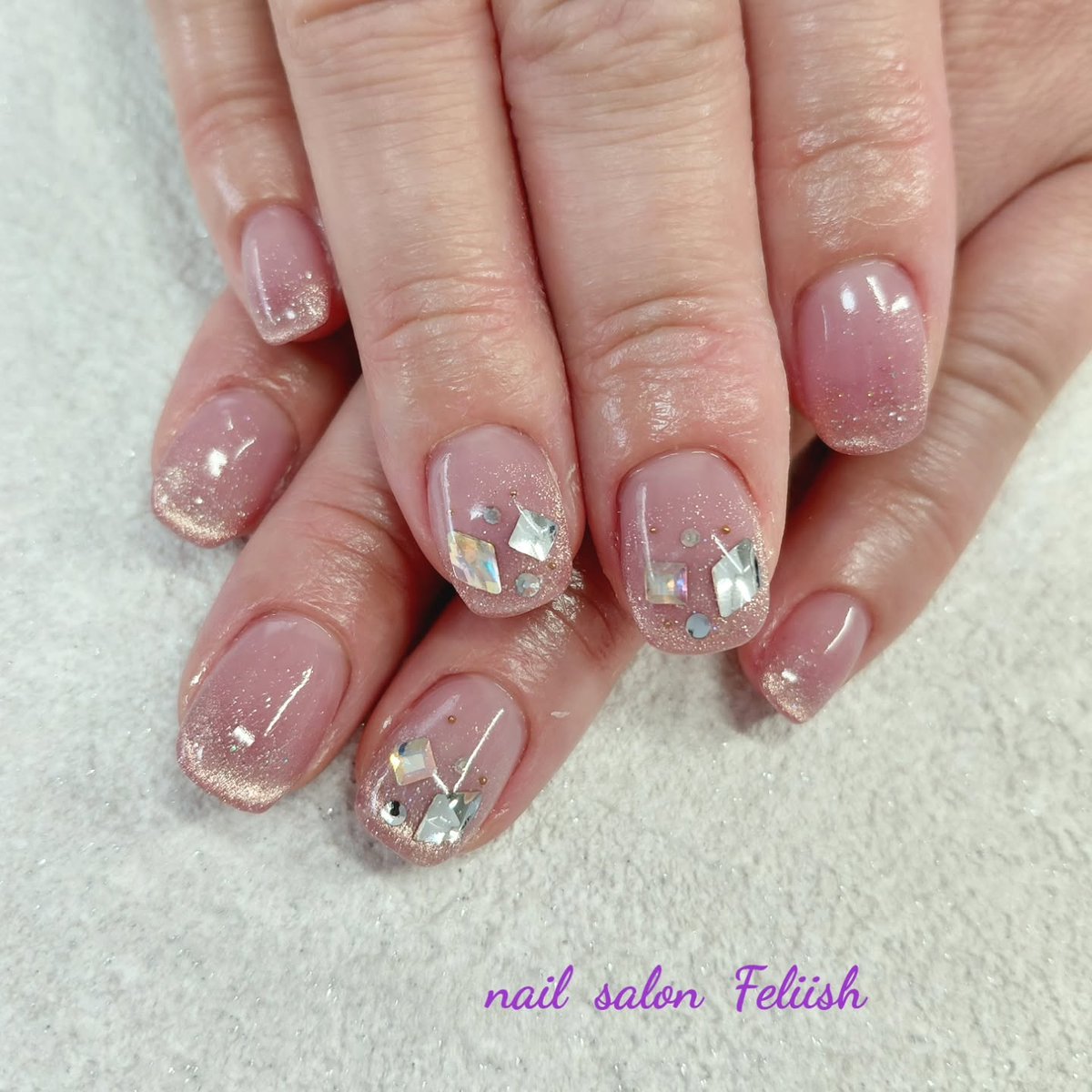 NFeliish's tweet photo. 🏵お客様ネイル🏵
定額コースデザイン💅

マグフレンチとビジューでキラキラ✨️
おすすめのキラキラデザインです！

*＊*＊*＊*＊*＊*＊*＊*＊*＊*＊*
nail salon Feliish
~お客様の日常に...

詳細はこちら↓（ネイルブック）
https://t.co/Ey4RtOxmeO https://t.co/3hjKIHRzro
