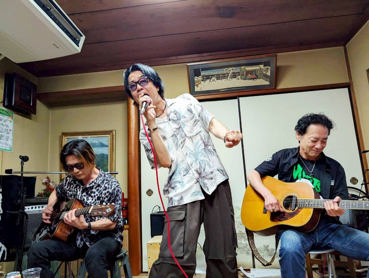 Southerncros6's tweet photo. きのうは江戸川区平井のYAZAWAなとんかつ屋、さん亭にてお座敷ライブ🎵めんま、元、エージ、ジョニーの4組が共演✋️😎
笑顔溢れる大変素敵な集いとなり、ありがとうございました🤗

またぜひ企画させて頂きたいと思います。よろしくお願いいたします✨️

#大人軽音部の集い
#ありがとうございました https://t.co/KTn7U6ZYRh