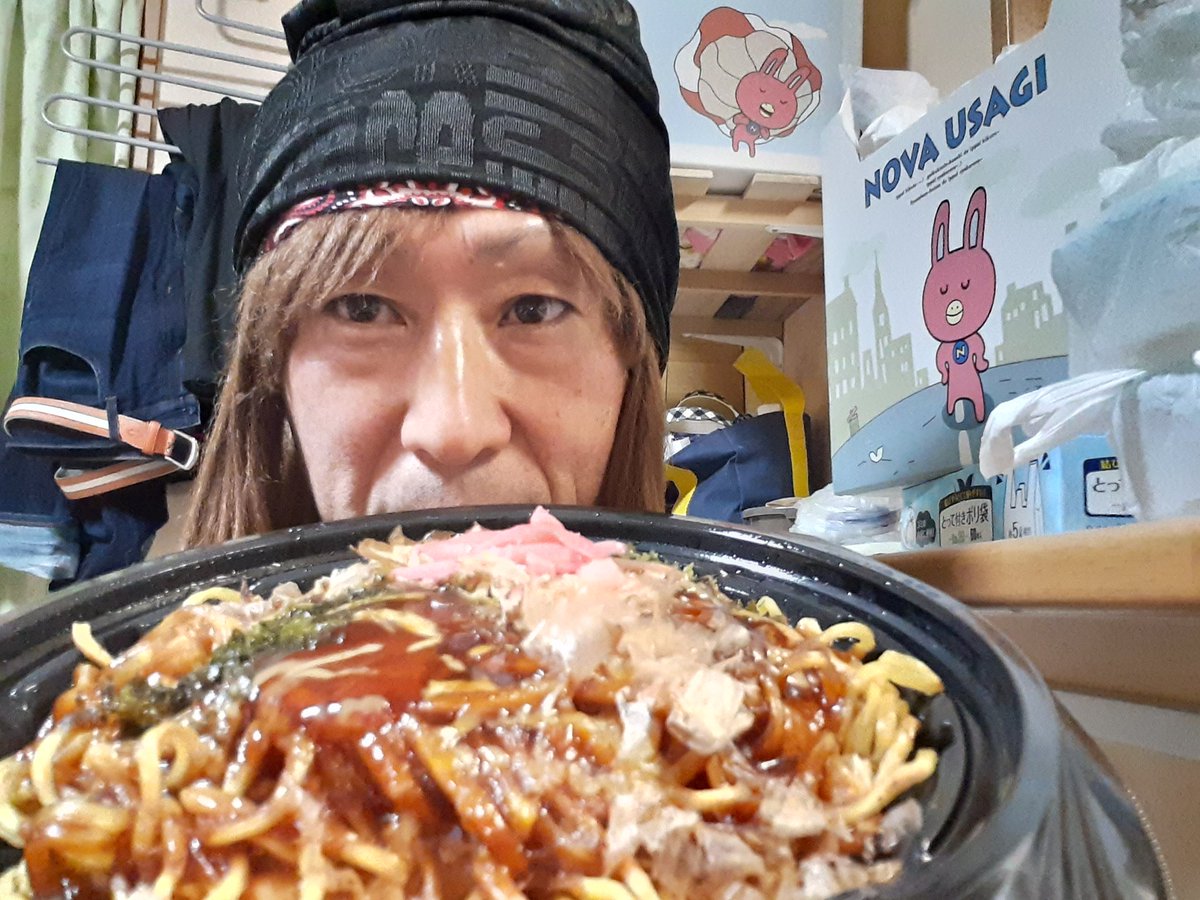 Ringmutaro's tweet photo. Today's lunch is a Okonomiyaki , Japanese pancake. This one flavored modern yaki topping fried noodles. I have no ideas the reason called modern one. Delicious😋
本日のランチ。お好み焼き。これはモダン焼き。なぜそう呼ばれるのか分からない。
でも美味い😋
#万代スーパーありがとう https://t.co/6cK4355JH5