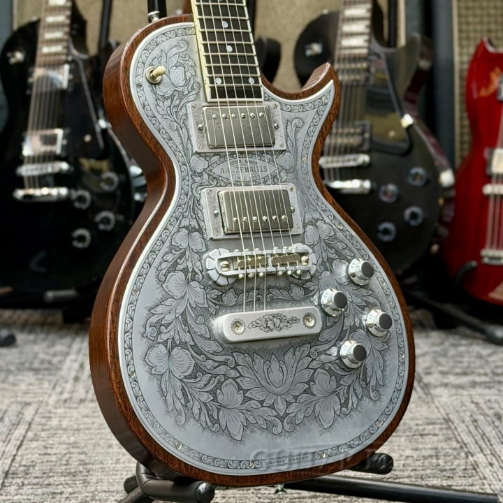 electric_gp's tweet photo. ギタリストたちの憧れ"ゼマイティス・メタルフロント"。
彫金面積・柄、申し分なし!最高にクールです。
https://t.co/dI921iOHPJ
#Zemaitis
#MetalFront
#CustomShop
#ギタプラ
#中古館 https://t.co/eQWhTjG20y