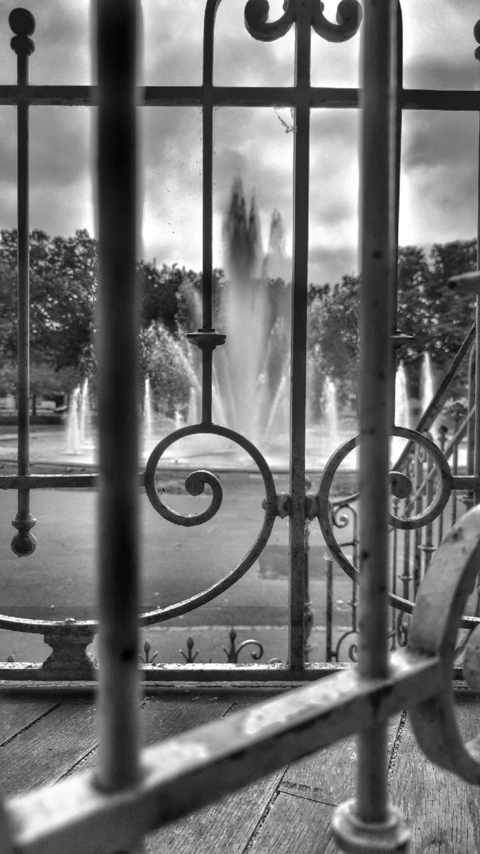 Cesc0Sampere's tweet photo. Between shadows and iron lines, the fountain keeps speaking…
a quiet voice from a time the world forgot.

#bnw_mood
#BlackAndWhitePhotography
#StreetPhotographyInternational
#SoulfulPhotography
#VisualPoetry https://t.co/S8W5MckqAN