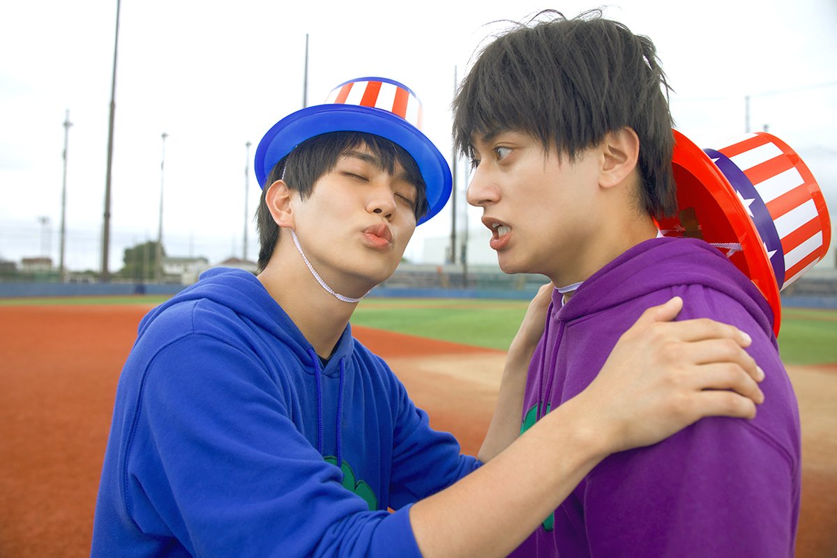osomatsusan_mov's tweet photo. 🎞️現場日誌ぇ! 𓂃✂︎･.｡

ええ！？
キ、キス！？！？！？

カラ松と一松にもご注目あれ💙💜

映画『おそ松さん 人類クズ化計画!!!!!?』
🎬大ヒット上映中
主演：Aぇ! group┊草間リチャード敬太┊西村拓哉 https://t.co/kwtCiaEahD