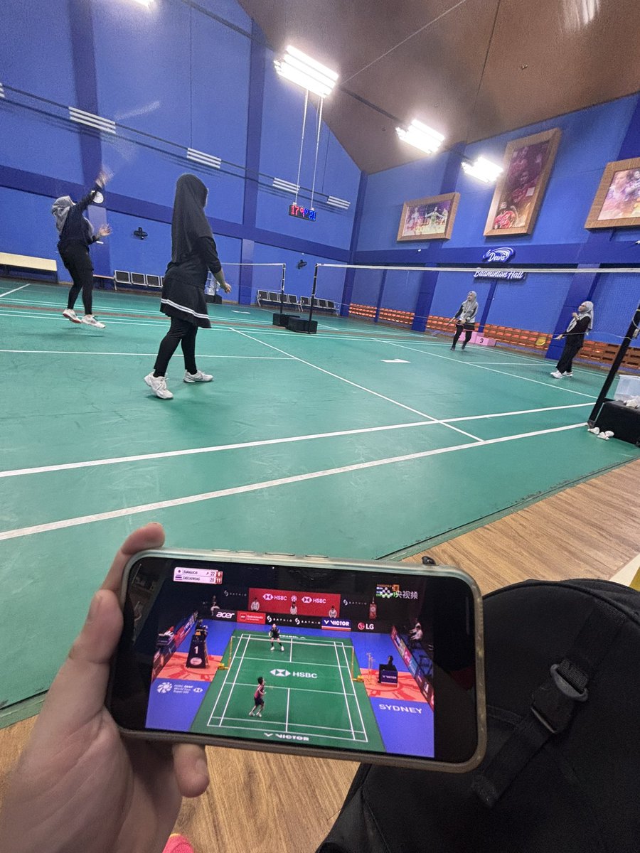 Calbelloo's tweet photo. Badminton dolohhh https://t.co/5FnKtglicC