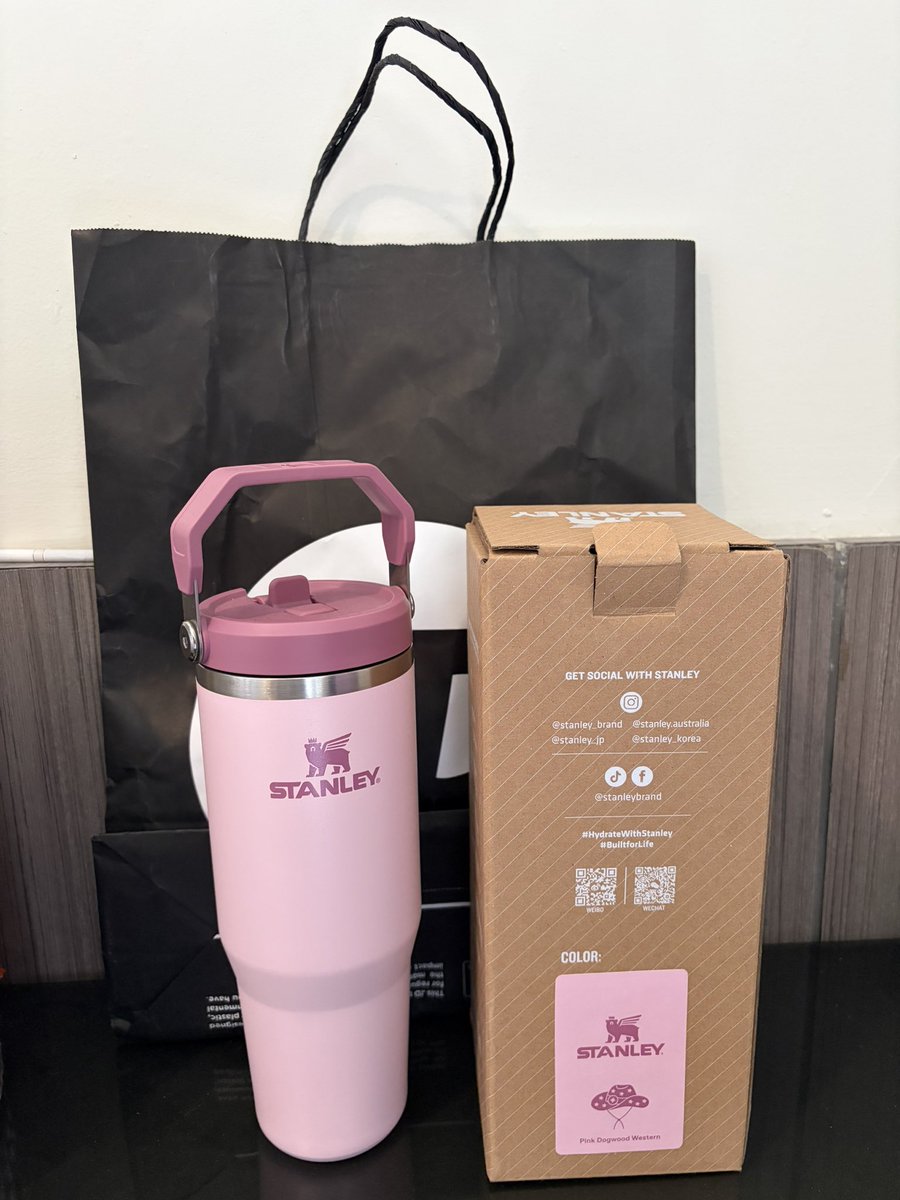 bahemsisi's tweet photo. Wts stanley ice flow 30 OZ beli di JD 720K, mau jual 500 ajaa, baru dipake 2-3 kali, masih bagus bangett dijual gara gara ga cocok bawa bawa tumblr, lok bandung cod ajaa https://t.co/lI7GGa18bo