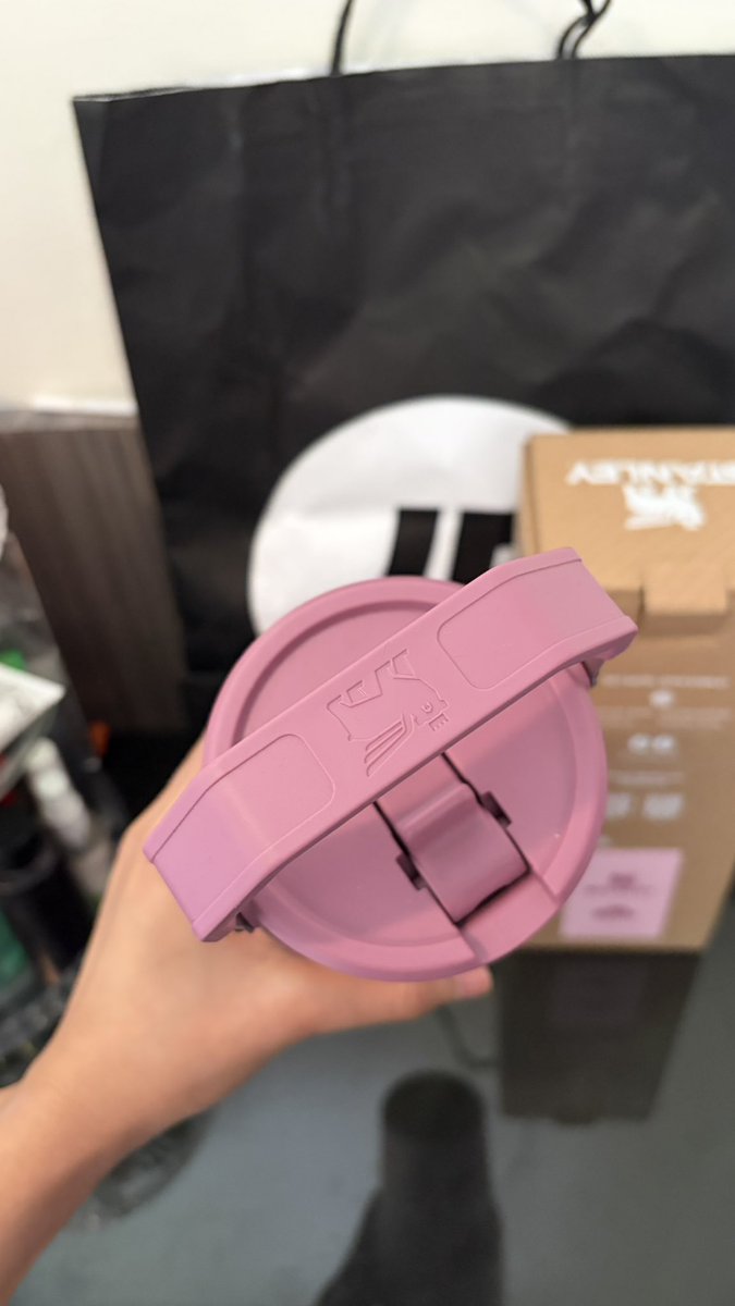 bahemsisi's tweet photo. Wts stanley ice flow 30 OZ beli di JD 720K, mau jual 500 ajaa, baru dipake 2-3 kali, masih bagus bangett dijual gara gara ga cocok bawa bawa tumblr, lok bandung cod ajaa https://t.co/lI7GGa18bo