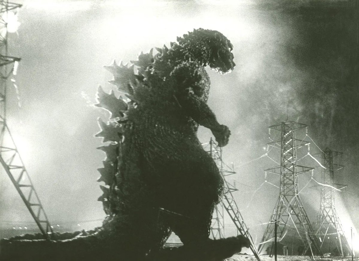 Oblivionarts_2's tweet photo. @goitia_federico Aunque duela decirlo, yo solo veo un recuerdo de lo que hicimos como seres humanos, inmortalizado en la pantalla.

Godzilla ruge, pues las sombras pintadas en las calles no pueden ni susurrar. https://t.co/dv6dicaz1Z