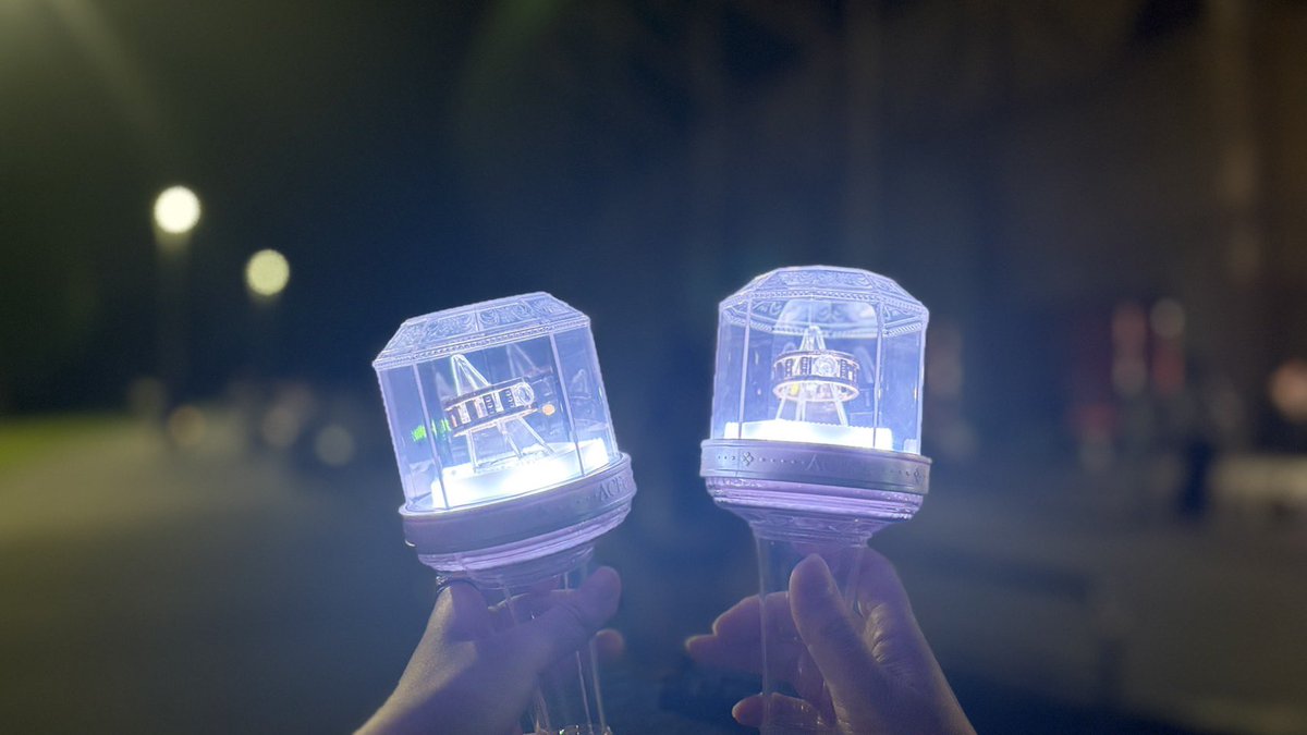 luminous_wht's tweet photo. 娘と

存在しないはずのきらきらした記憶を錯覚しながら
夢みたいなペンライトを灯す https://t.co/YmmUkeXCsT