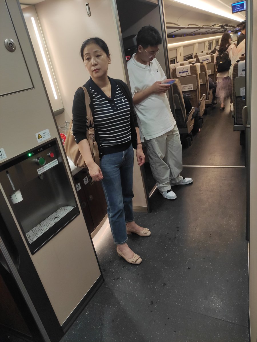 windball137239's tweet photo. 总感觉这个大姐像一个人，就是想不起来 https://t.co/xABgjTHmVP