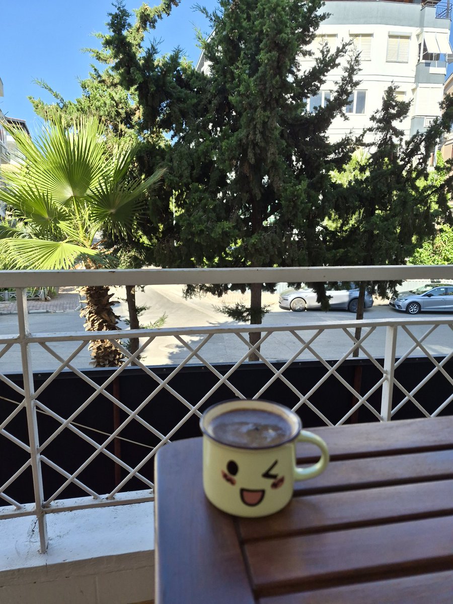 yaseminersoy69's tweet photo. Yüzünüzden gülümseme
Kalbinizden mutluluk eksik olmasın...
Günaydın...
Hayırlı sabahlar ☺️🙏
#pazar
#BizimÇocuklar
#bikahve
#torun
☕️💜🪻🥰
Maçı izlemiyorum 🤭😅 https://t.co/9oHdhdQLKo