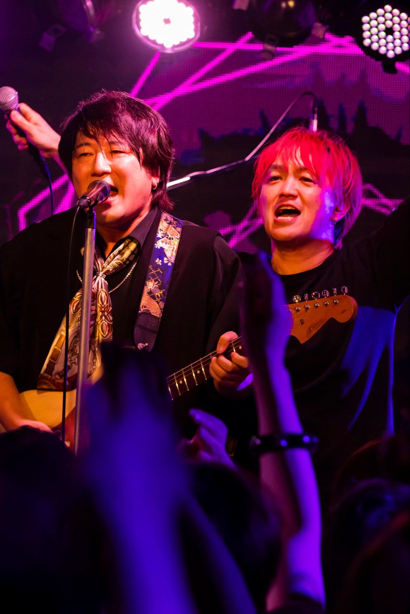 Shiinastar's tweet photo. お分かり頂けただろうか？

ギターを弾いてる方がボーカルで赤髪が方がギタリストだと...。

恐怖写真である。

Photo by @ushizima 牛島さん https://t.co/oFKriwghN7