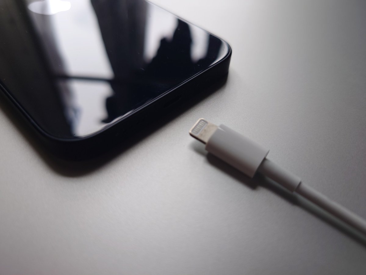 Yanagi__X's tweet photo. ゲームしない人はiPhone13で十分だと思う。

・iPhoneの中では小さいnotch
・恐らくiOS29まで対応
・そこまで悪くない性能(iPhone14/plusと同じチップ)

・端子はLightning... https://t.co/0NV8cLvTRE