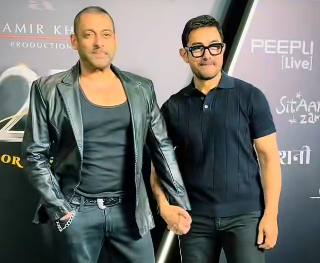 InsideStoryx's tweet photo. Salman Khan 60 के हैं, Aamir Khan 61 के... लेकिन स्क्रीन पर आज भी दोनों की मौजूदगी अलग ही नजर आती है। ��

सच तो यह है कि उम्र सबकी बढ़ती है, लेकिन अच्छी lifestyle, fitness, healthcare और resources इंसान को लंबे समय तक energetic बनाए रखते हैं।

जहां आम आदमी जिम्मेदारियों में जल्दी थक जाता है, वहीं बड़े celebrities खुद पर समय और पैसा दोनों निवेश कर पाते हैं।

पैसा उम्र नहीं रोकता, लेकिन उम्र के असर को काफी हद तक धीमा जरूर कर देता है। 😉