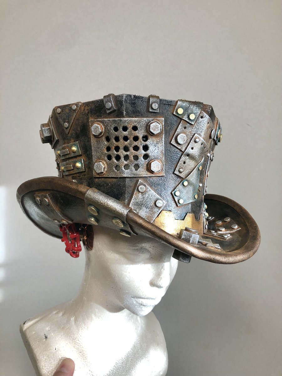 handmano's tweet photo. 6/14 
#国際スチームパンクデー ✨
#InternationalSteampunkDay
#スチームパンク #steampunk

イカつい鋼鉄のトップハット🎩もオススメ❗️ 機械的・金属的なディテールはスチームパンク工作の大きな醍醐味！
#ツギハギハット

(写真④着用モデル @ezonegigear ) https://t.co/PUOK9u3xDV