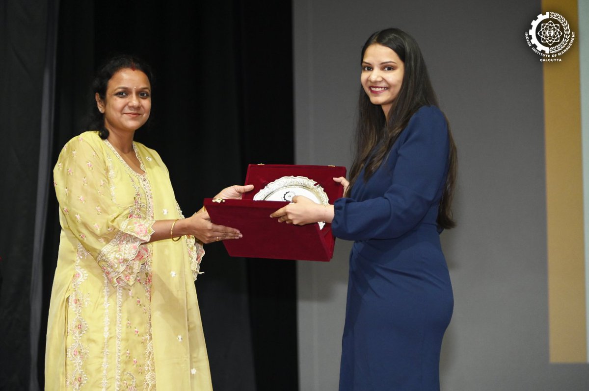 IIM_Calcutta's tweet photo. As part of the MBA 63rd Batch Orientation Week, students at IIM Calcutta interacted with 𝐌𝐬. 𝐀𝐫𝐮𝐬𝐡𝐢 𝐉𝐚𝐢𝐧, 𝐅𝐨𝐮𝐧𝐝𝐞𝐫, 𝐄𝐌𝐎𝐑𝐈 – 𝐋𝐚𝐛 𝐆𝐫𝐨𝐰𝐧 𝐃𝐢𝐚𝐦𝐨𝐧𝐝𝐬, during an engaging alumni connect session titled "𝐁𝐮𝐢𝐥𝐝𝐢𝐧𝐠 𝐚 𝐒𝐭𝐚𝐫𝐭-𝐮𝐩 𝐖𝐢𝐭𝐡𝐨𝐮𝐭 𝐇𝐚𝐯𝐢𝐧𝐠 𝐀𝐥𝐥 𝐭𝐡𝐞 𝐀𝐧𝐬𝐰𝐞𝐫𝐬."

Drawing from her entrepreneurial journey, Ms. Jain shared candid insights into the realities of building a start-up. She spoke about learning on the job, navigating uncertainty, and adapting to changing circumstances.

The session offered students a practical perspective on entrepreneurship, resilience, and the realities of building a venture in a dynamic business environment.

#IIMCalcutta #MBA63 #OrientationWeek #AlumniConnect #Entrepreneurship #Startups #FutureLeaders #ManagementEducation