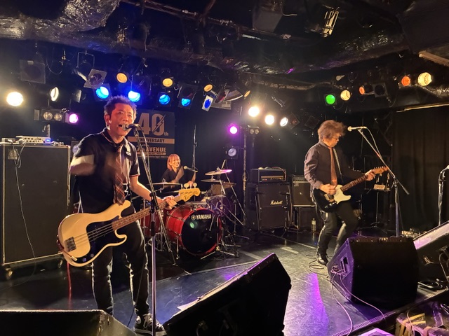 otoya_rip's tweet photo. 昨日は群馬時代からの音楽仲間タイスケさん率いる『ザ・ボノボンズ』のライブを観に関内7thAVENUEに行ってきました。
お世辞抜きで最高に良いステージでした。
Drum：ゆうちゃんの軽快なリズムと笑顔がメジャー調の楽曲にとてもマッチしてノリノリに楽しめました！
是非今度対バンしたいですね♪ https://t.co/UNyva8bnbg