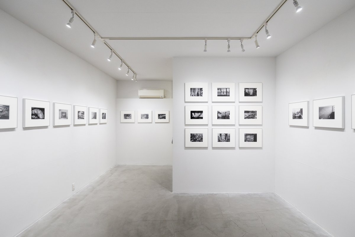 alt_medium's tweet photo. ＼ 展覧会アーカイブ ／
2026年6月5日（金）～6月10日（水）に開催した久保田智樹 写真展「ASHIO 2010/2011」の展覧会アーカイブ写真を掲載中です。

Alt_MediumのWEBページではそのほか過去展覧会のアーカイブもご覧いただけます。
https://t.co/P2ssDIZK0A https://t.co/w7MSqES3jC