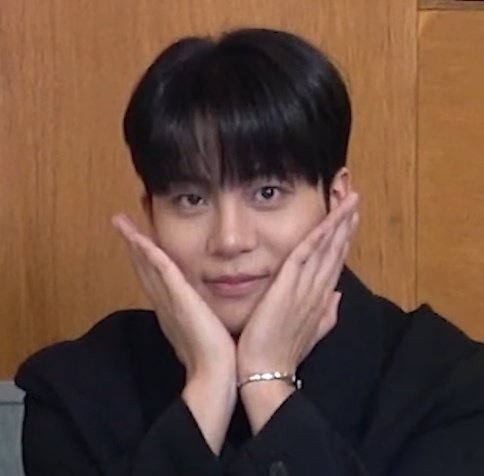 blackluv_atiny's tweet photo. 아 종호가 항상 꽃받침 할때마다 손바닥 쫙쫙 펴서 하는거 그냥 ㄹㅇ 본인 취향이셨구나 https://t.co/FCNXQJxgz8