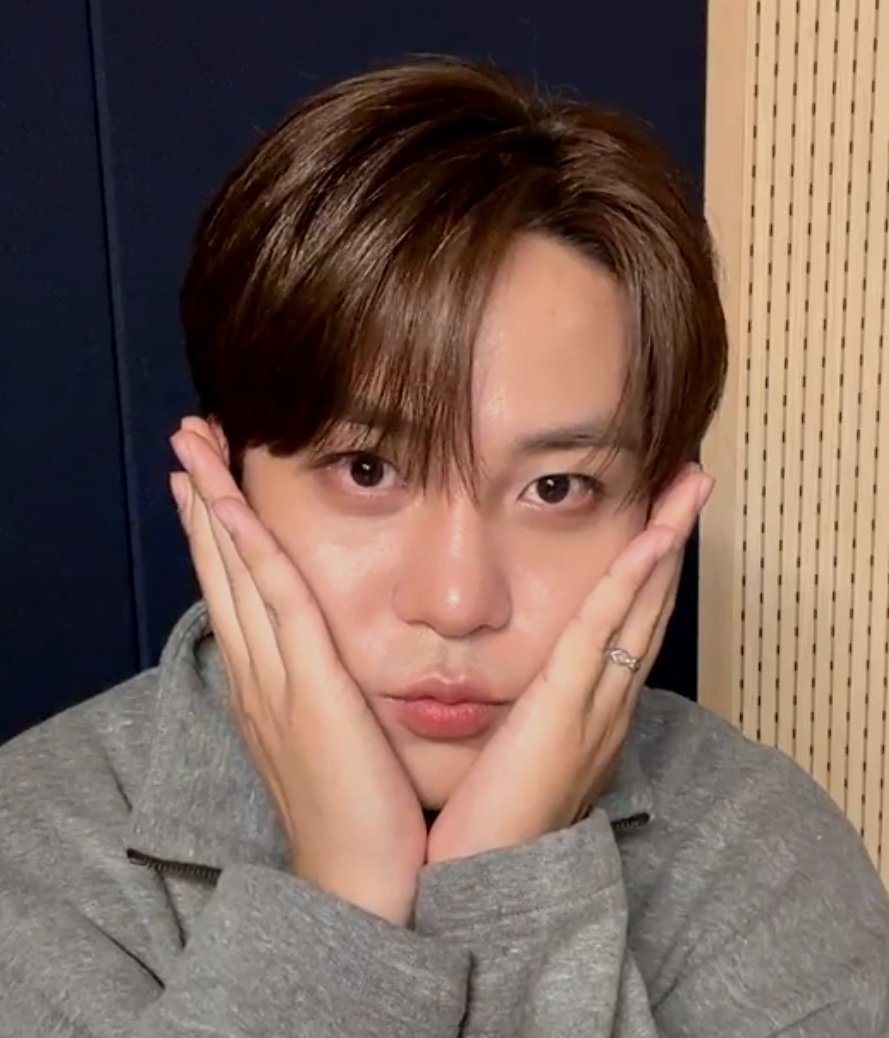 blackluv_atiny's tweet photo. 아 종호가 항상 꽃받침 할때마다 손바닥 쫙쫙 펴서 하는거 그냥 ㄹㅇ 본인 취향이셨구나 https://t.co/FCNXQJxgz8