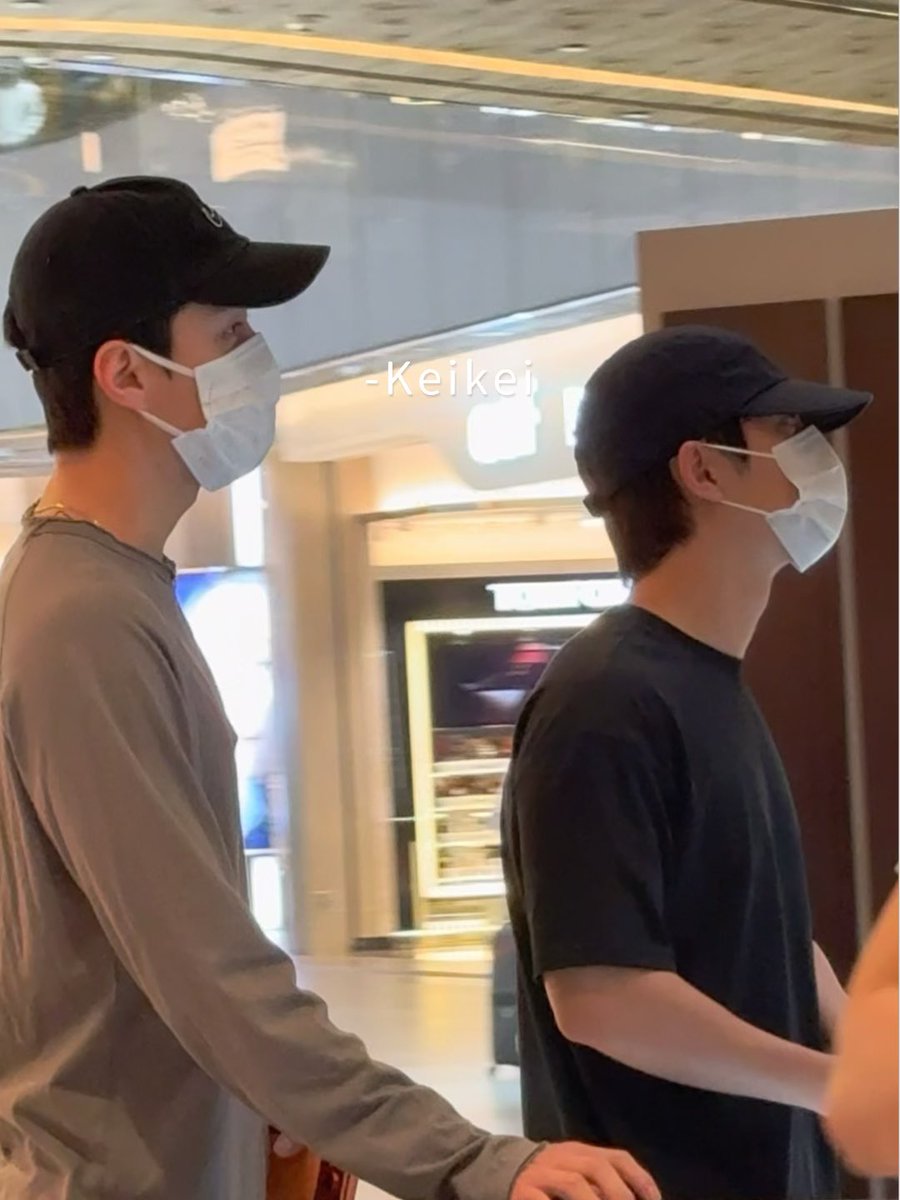 DODBBONG's tweet photo. 도경수 목격담 (2)

경수 오늘도 🐥이랑 같이 밥 먹었나봐!
홍콩에서의 두번째 식사네 맛있게모고

#도경수 #디오 #KYUNGSOO https://t.co/i0OaD7LTAP