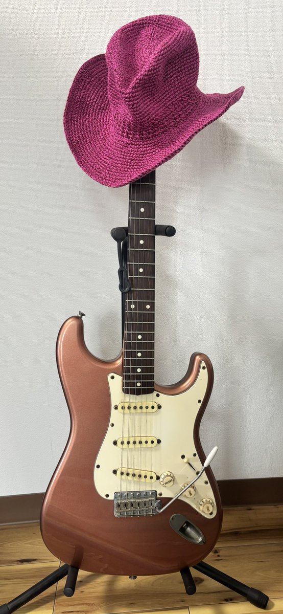 yoshi1960's tweet photo. 昨年行われたCharさん古希記念武道館ライブにて着用頂いた手編みのハット、告知した所沢山のギタリストの方々からご注文頂きました！
ありがとうございます😊 https://t.co/wGdE8bbRBz