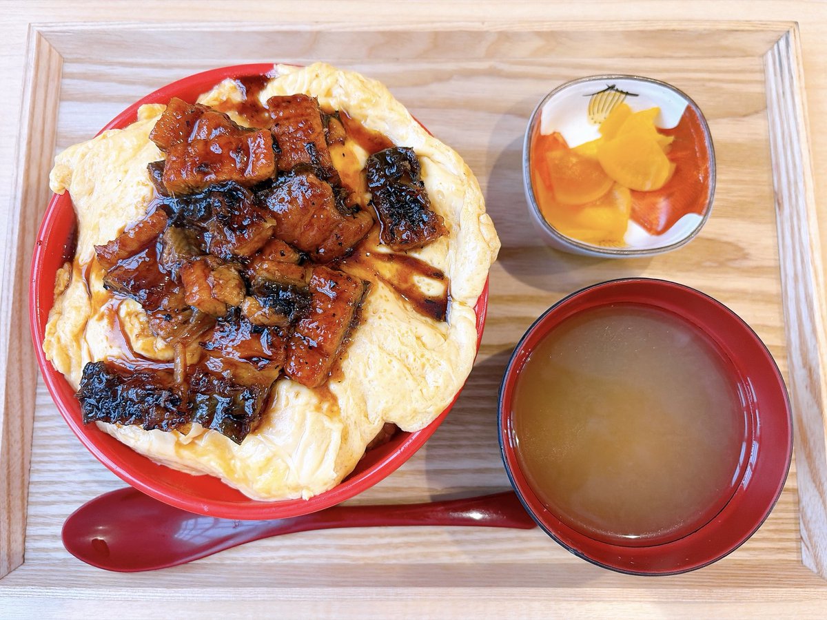 nitrow0213's tweet photo. 初潜入ヤカラ(ૢ˃ꌂ˂⁎)ﾃﾍ⭐︎
菊川市 食事処8ctさんへ

うな玉丼(大盛) 1870円
ミニ天丼 1100円を
家族でいただきました😋

インスタで見つけ気になって
家族で初訪問♪
ふわトロうな玉丼に、
ミニとは？？な天丼🤭
他にもメニューが豊富で
近所にあったら嬉しいお店✨

ごちそうさまでした🍚
#8ct https://t.co/HkFdLJ9wyV