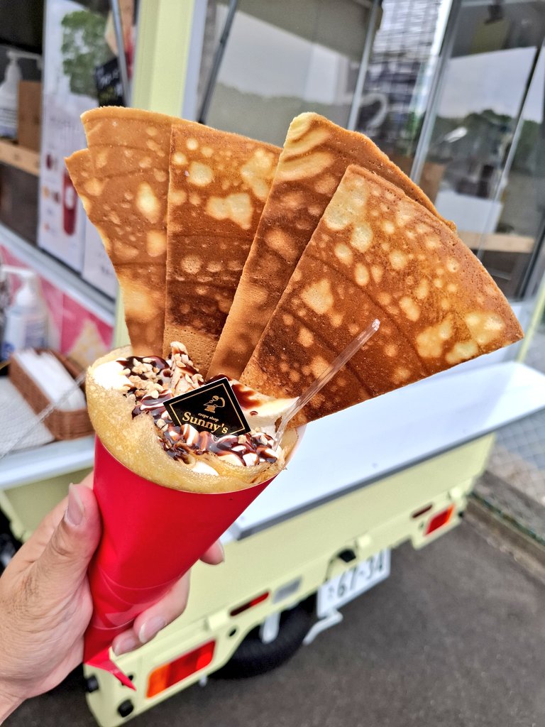 handa_crossover's tweet photo. 阿久比町の花かつみまつりにサニーズ知多店さんが出店してると聞いてクレープを食べてきた！
今日はパリパリ追加のチョコバナナクリームと新商品のシュガーバター♪ https://t.co/RBdEuf2IGC
