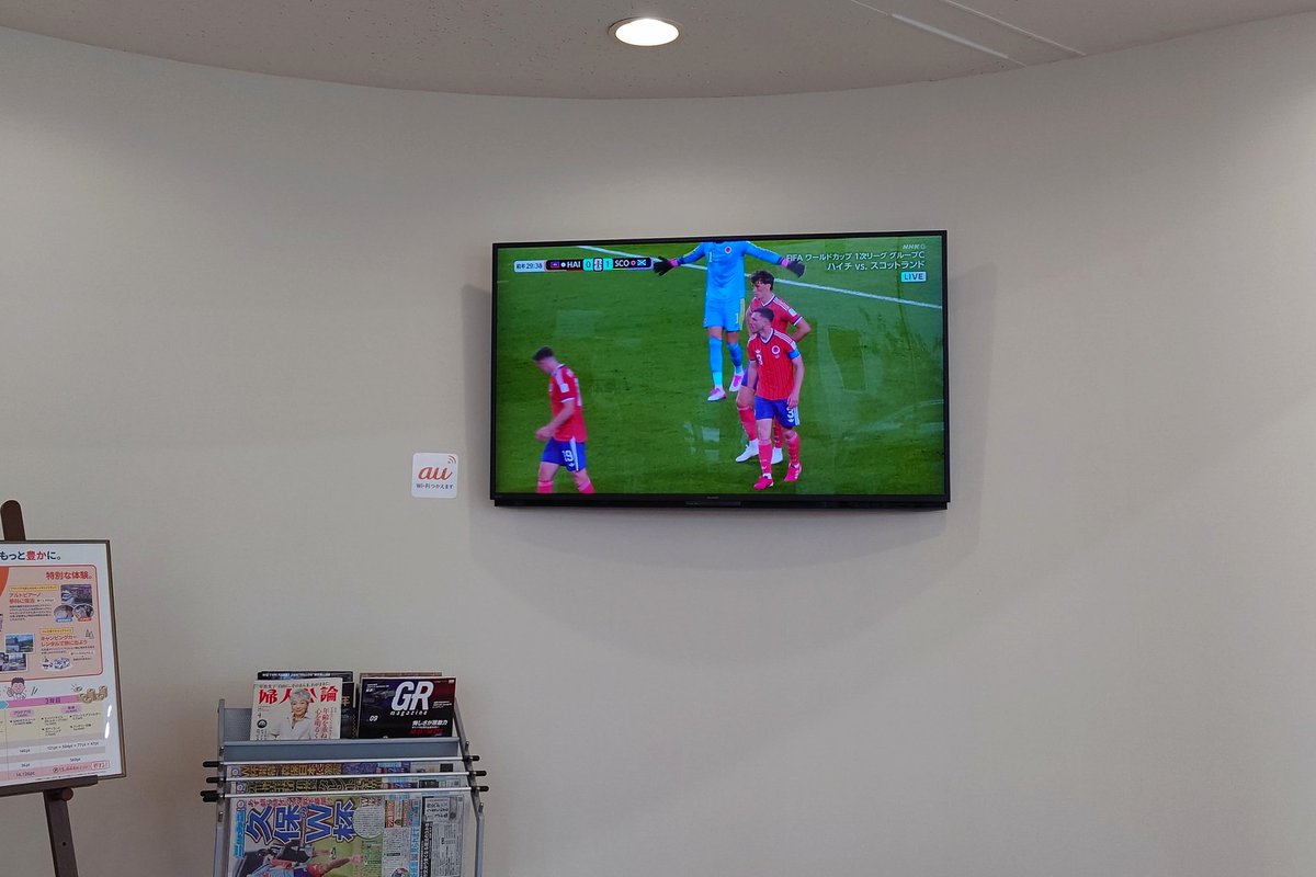 fcs4dh's tweet photo. 4年点検＋洗車。
待つ間は店内で⚽️W杯のスコットランドを観戦。ユニホームがアンブロじゃないのが残念すぎる。
そしてプラドはかっこよすぎる。
毎度のことながら、洗車ありがとうございます✨️
#プラド #ランクル300欲しい #トヨタモビリティ神奈川 https://t.co/LNWjf7HzBl