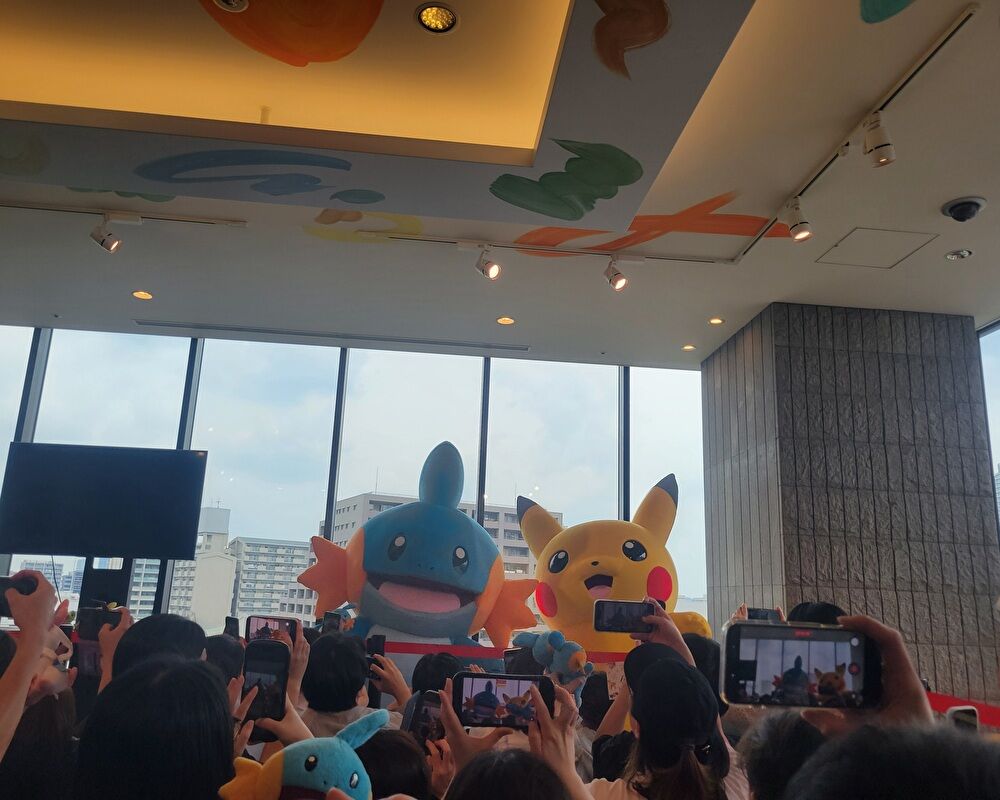 ToniLililo's tweet photo. スカイツリータウンで、ミズゴロウ&amp;ピカチュウと会ってきました！人が沢山いらっしゃって、びっくり😳
初めてのゲーム（サファイア）で初めての相棒（ミズゴロウ）でした✨進化したキミも、そのままのキミも、今も大好きです🥰

#キミにあえた
#ポケモンセンター
#ミズゴロウ
#ポケモン https://t.co/BcHeZ3W2GP