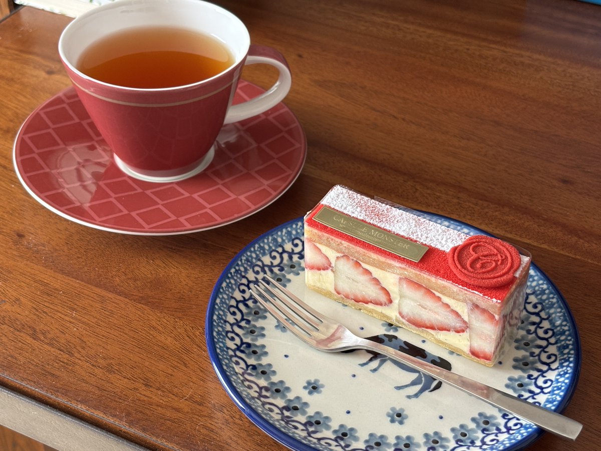 8sakisapporo's tweet photo. 久々にカプセルモンスターさんのケーキ✨
カルピスバターを使ったバタークリームが全然くどくなくてまろやかで美味しいんだ〜💞
フレジエのクリームはカスタードっぽいコクが苺の酸味と溶け合って恍惚の美味しさ。
紅茶はルピシアのディンブラ。ちょっとキリッとした味わいで正気に戻る😃
#茶好連 https://t.co/lyOcRljISa